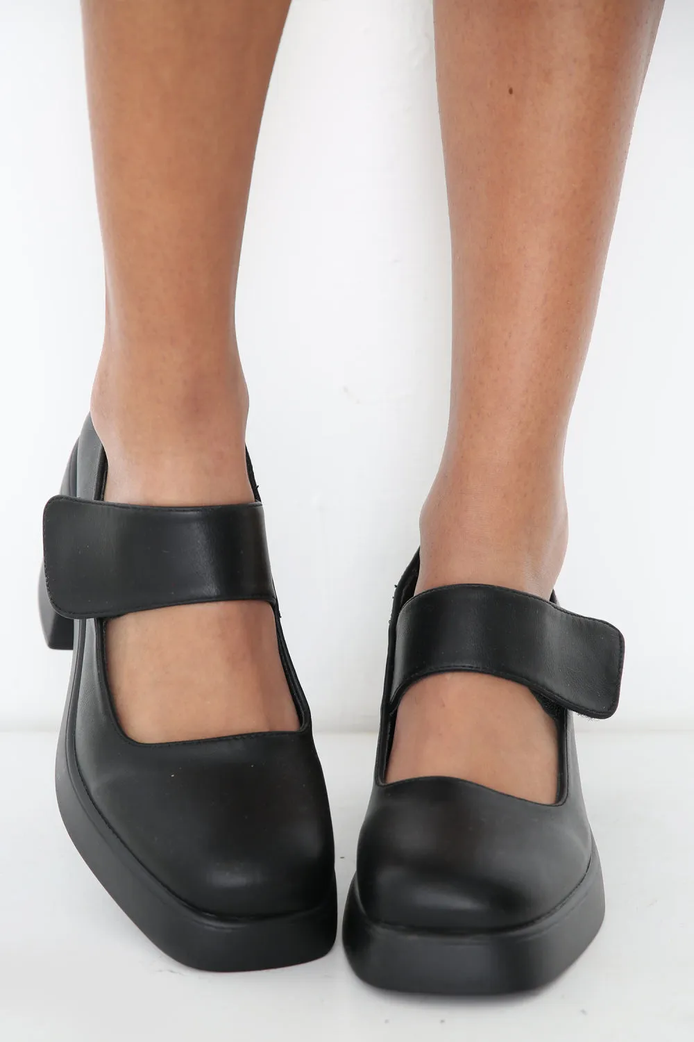 BLACK BLOCK HEEL STRAP CLOSED SHOE