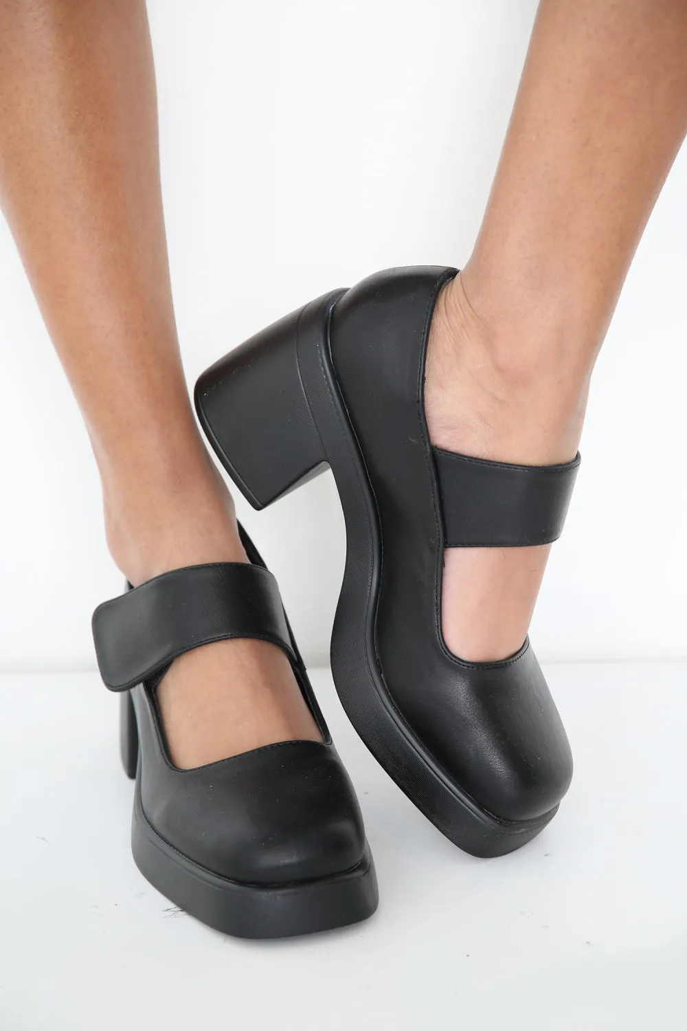 BLACK BLOCK HEEL STRAP CLOSED SHOE
